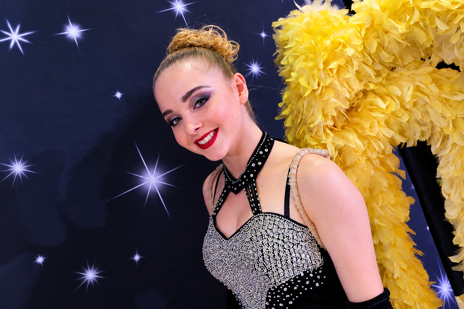 Portrait glamour d’une artiste aux plumes jaunes