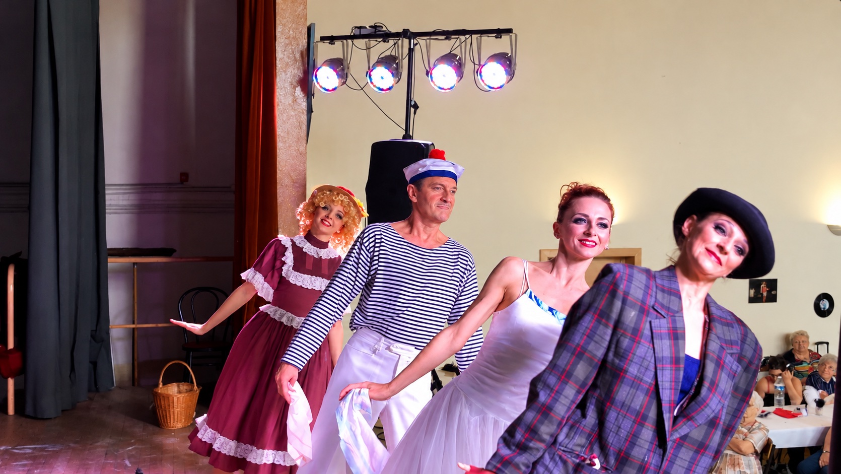 Revue cabaret haute en couleurs