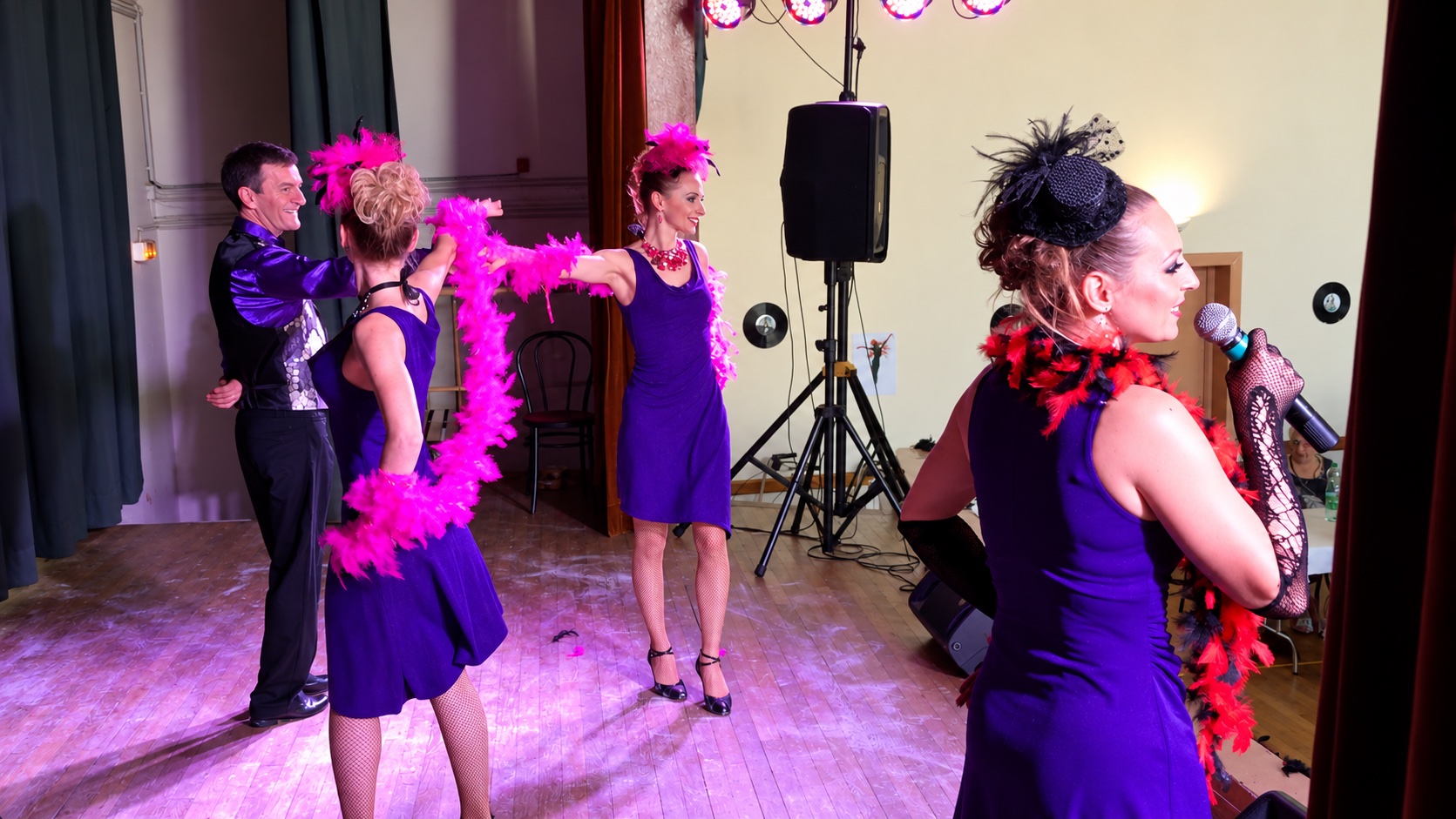 Spectacle cabaret aux plumes violettes
