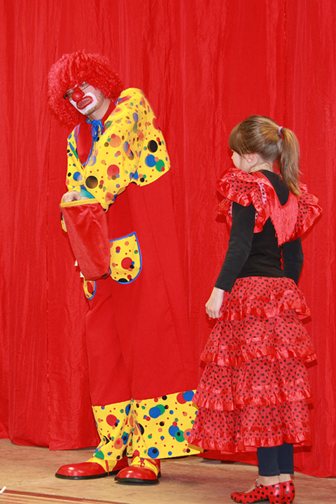 Le clown et une assistante