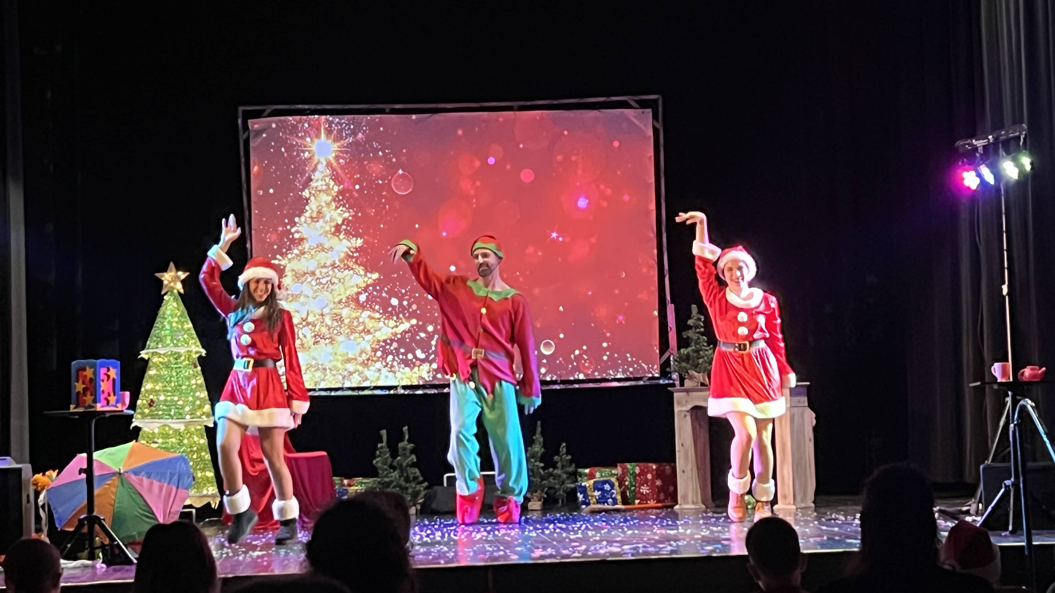 Un Lutin et deux Mères-Noël dansent pour vous